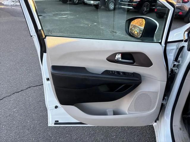 2022 Chrysler Voyager LX