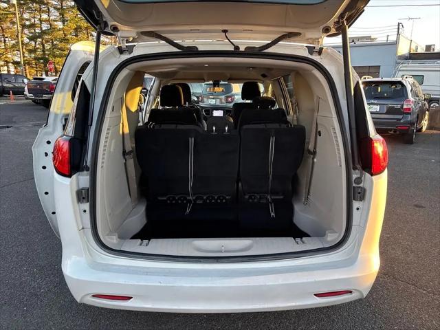 2022 Chrysler Voyager LX