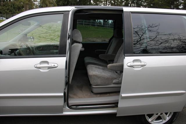 2003 Mazda MPV LX