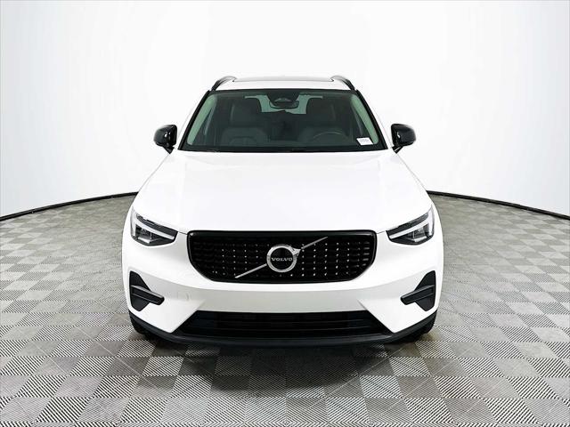 2026 Volvo XC40 Core, B5 AWD Gas (mild hybrid), Dark