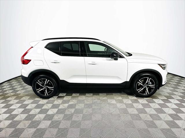 2026 Volvo XC40 Core, B5 AWD Gas (mild hybrid), Dark