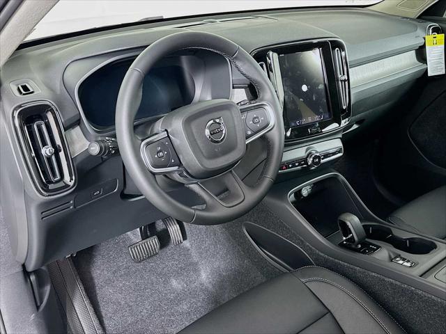 2026 Volvo XC40 Core, B5 AWD Gas (mild hybrid), Dark