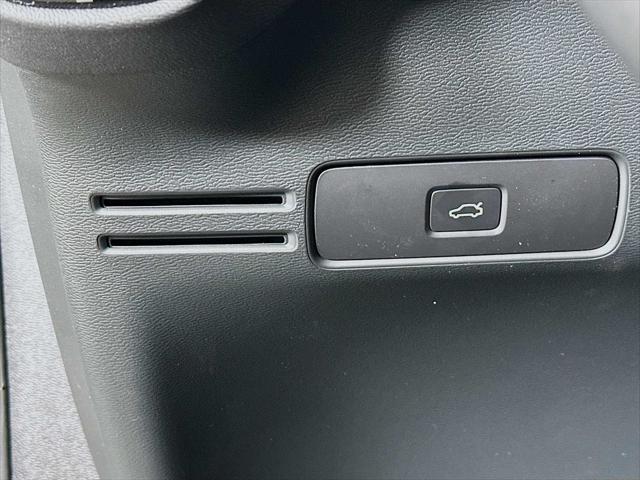 2026 Volvo XC40 Core, B5 AWD Gas (mild hybrid), Dark