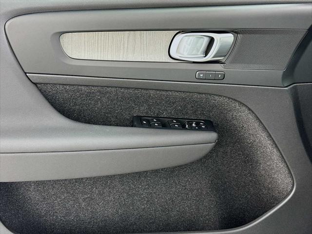 2026 Volvo XC40 Core, B5 AWD Gas (mild hybrid), Dark