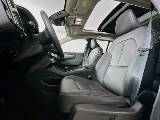 2026 Volvo XC40 Core, B5 AWD Gas (mild hybrid), Dark