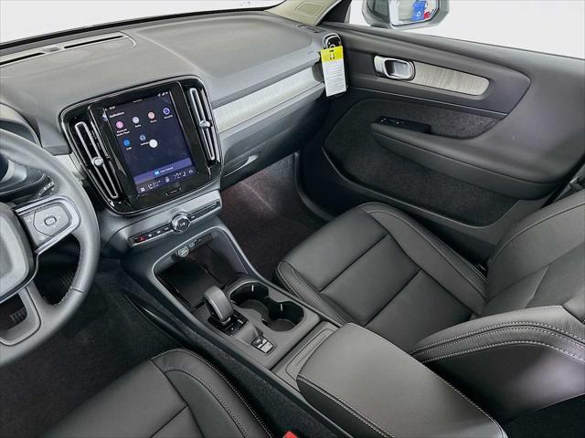 2026 Volvo XC40 Core, B5 AWD Gas (mild hybrid), Dark