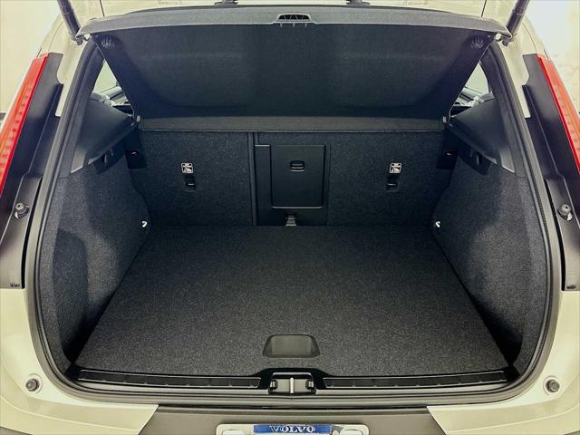 2026 Volvo XC40 Core, B5 AWD Gas (mild hybrid), Dark