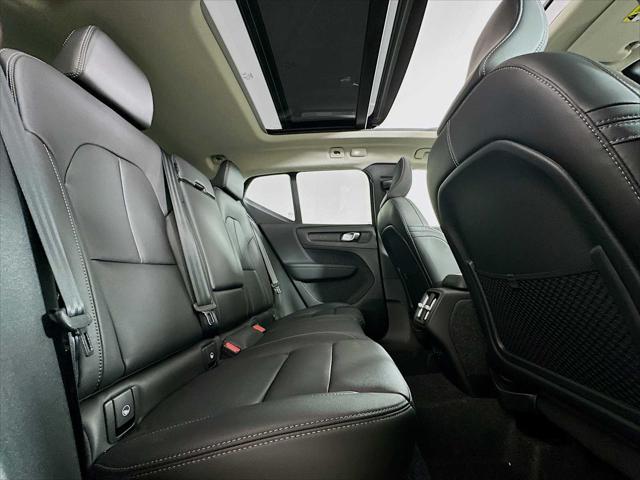 2026 Volvo XC40 Core, B5 AWD Gas (mild hybrid), Dark