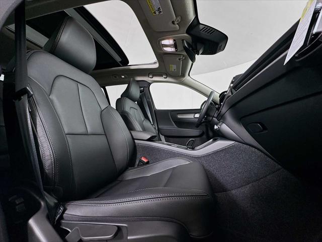 2026 Volvo XC40 Core, B5 AWD Gas (mild hybrid), Dark