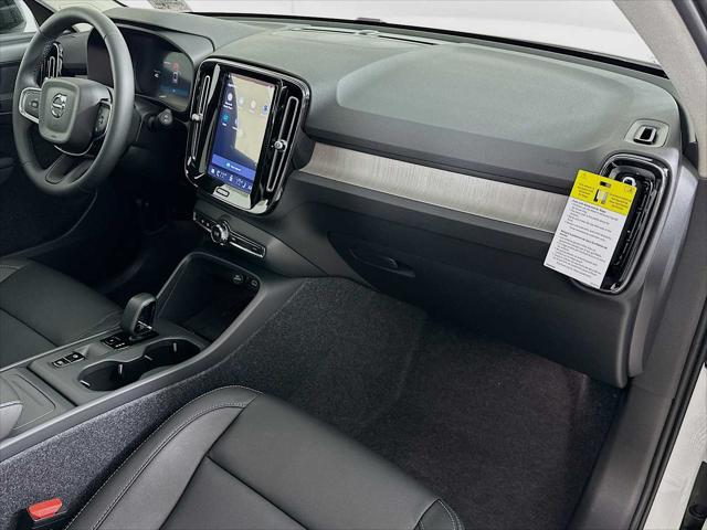 2026 Volvo XC40 Core, B5 AWD Gas (mild hybrid), Dark