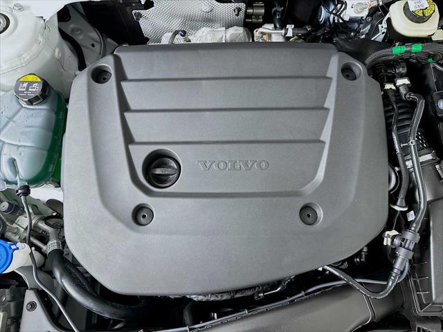 2026 Volvo XC40 Core, B5 AWD Gas (mild hybrid), Dark