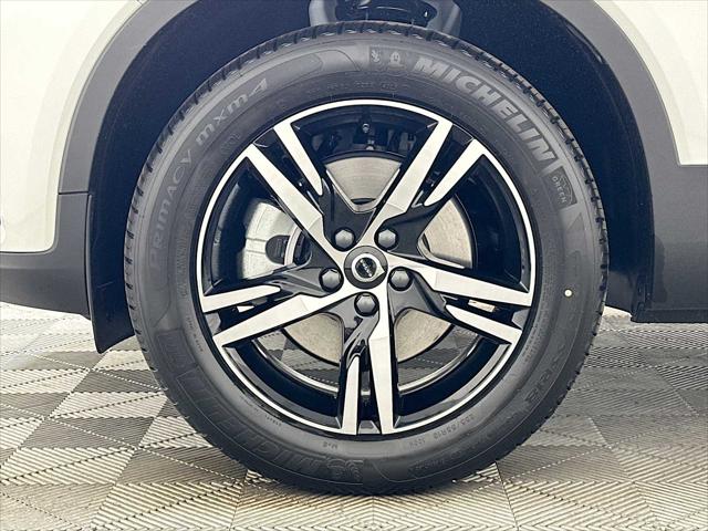 2026 Volvo XC40 Core, B5 AWD Gas (mild hybrid), Dark
