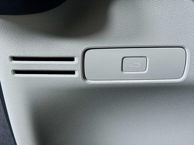 2026 Volvo XC40 Ultra, B5 AWD Gas (mild hybrid), Dark