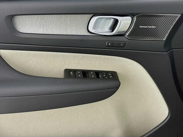 2026 Volvo XC40 Ultra, B5 AWD Gas (mild hybrid), Dark