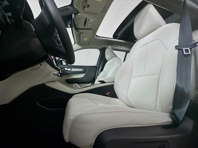 2026 Volvo XC40 Ultra, B5 AWD Gas (mild hybrid), Dark