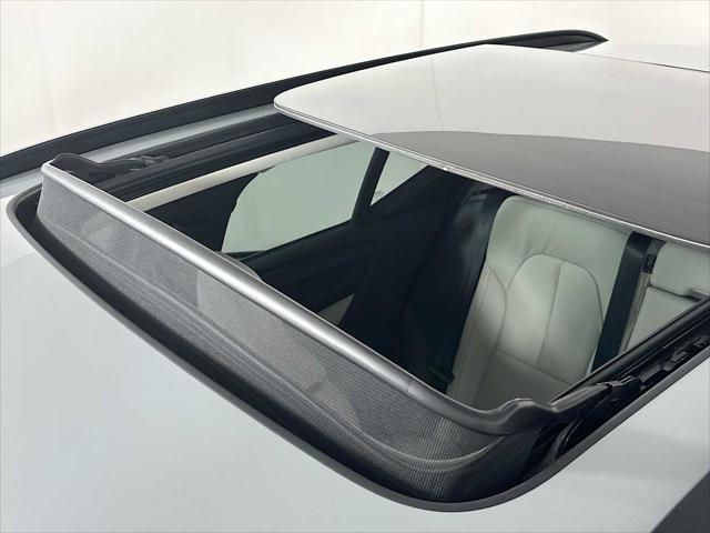 2026 Volvo XC40 Ultra, B5 AWD Gas (mild hybrid), Dark