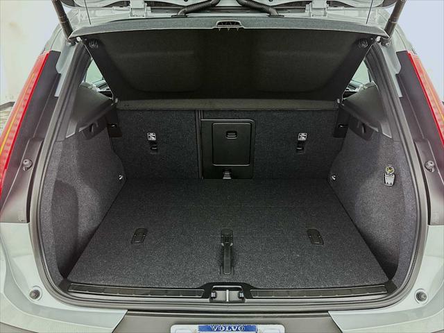 2026 Volvo XC40 Ultra, B5 AWD Gas (mild hybrid), Dark