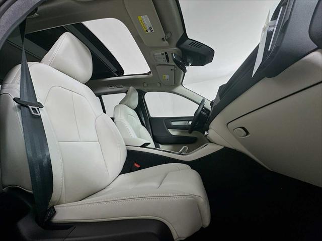 2026 Volvo XC40 Ultra, B5 AWD Gas (mild hybrid), Dark