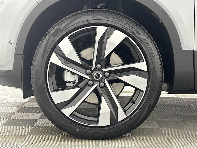 2026 Volvo XC40 Ultra, B5 AWD Gas (mild hybrid), Dark