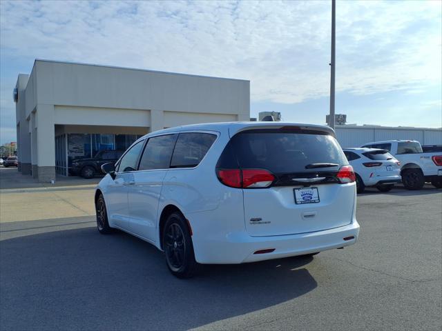 2022 Chrysler Voyager LX