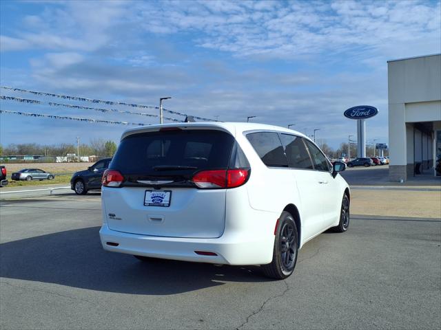 2022 Chrysler Voyager LX