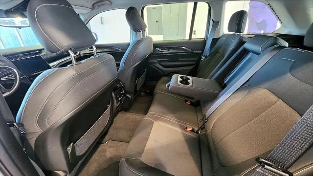 2023 Jeep Grand Cherokee Laredo 4x4