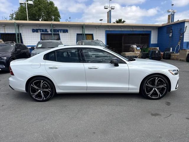 2023 Volvo S60 B5 Plus Dark Theme