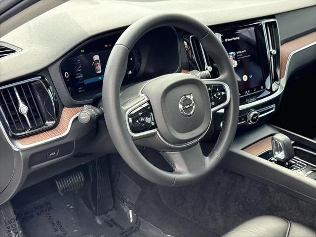 2023 Volvo S60 B5 Plus Dark Theme