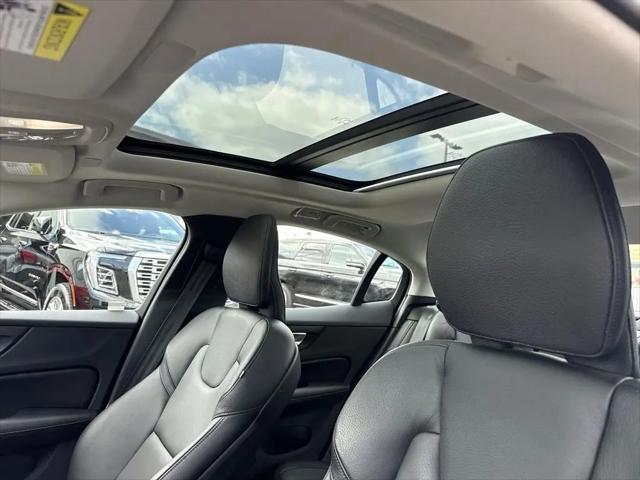 2023 Volvo S60 B5 Plus Dark Theme