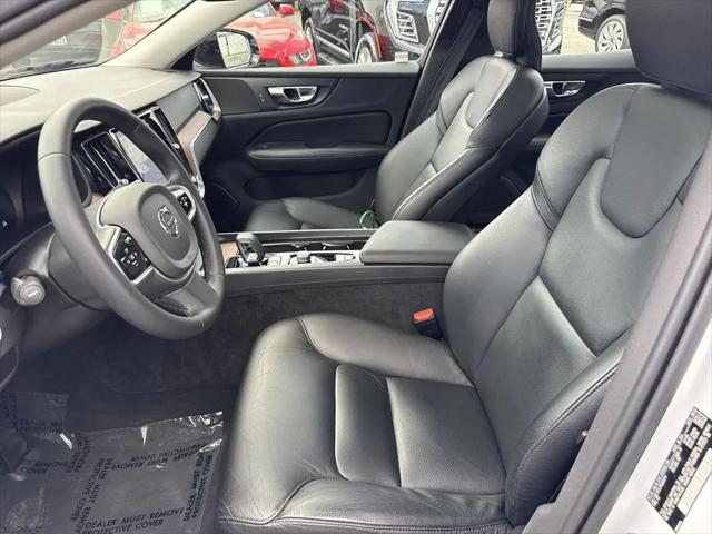2023 Volvo S60 B5 Plus Dark Theme