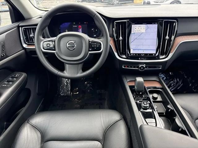 2023 Volvo S60 B5 Plus Dark Theme