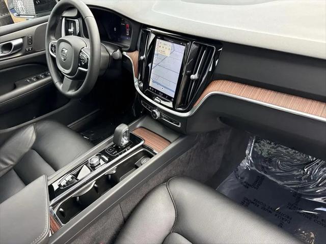 2023 Volvo S60 B5 Plus Dark Theme