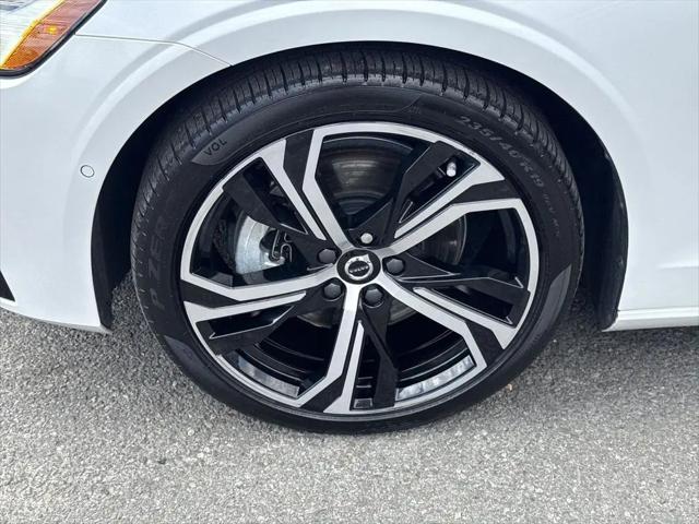 2023 Volvo S60 B5 Plus Dark Theme