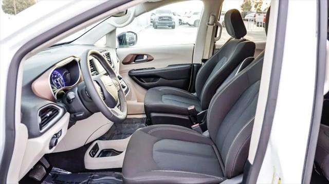 2024 Chrysler Voyager LX