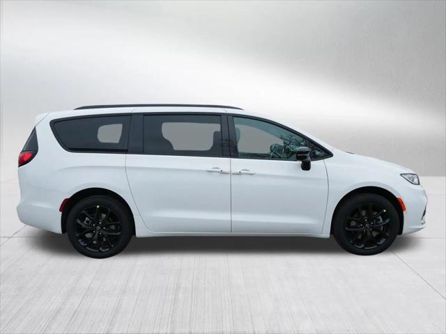 2026 Chrysler Pacifica Select AWD