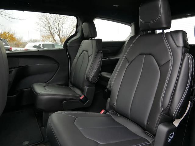 2026 Chrysler Pacifica Select AWD