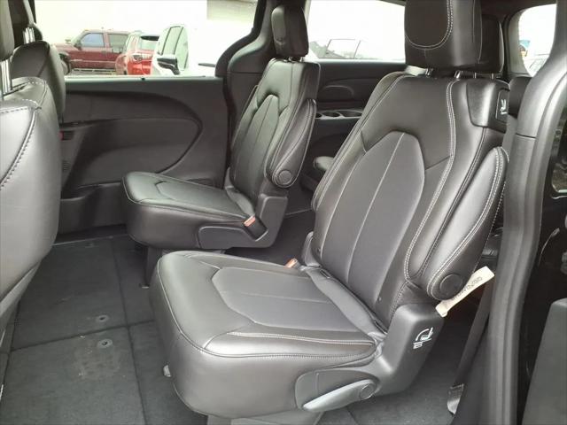 2026 Chrysler Pacifica Select AWD