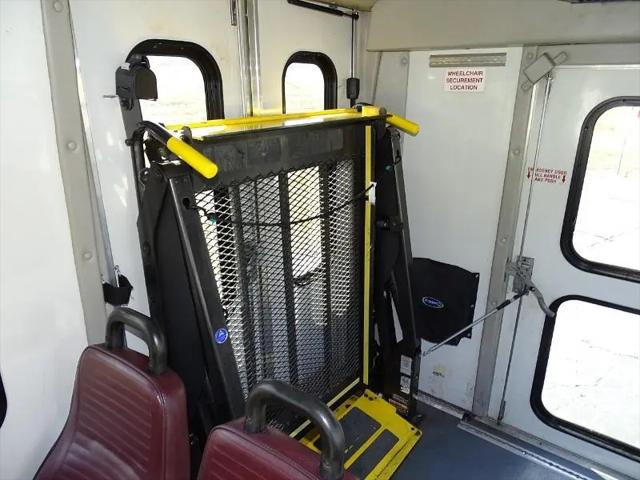 2010 Ford E-350 Cutaway E350 Shuttle Bus