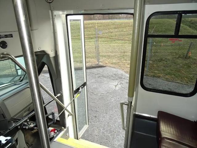 2010 Ford E-350 Cutaway E350 Shuttle Bus