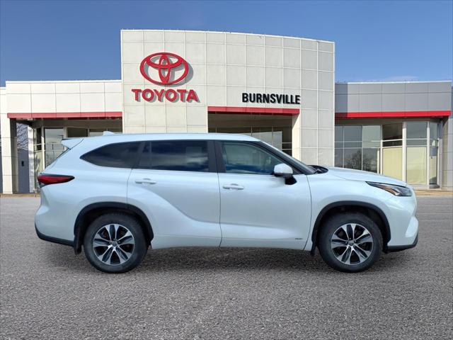 Used 2023 Toyota Highlander XLE with VIN 5TDKBRCH7PS586230 for sale in Burnsville, Minnesota