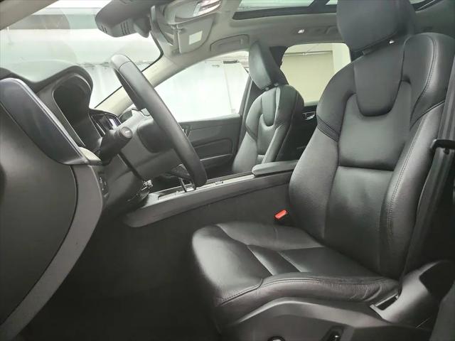 2022 Volvo XC60 B5 Momentum