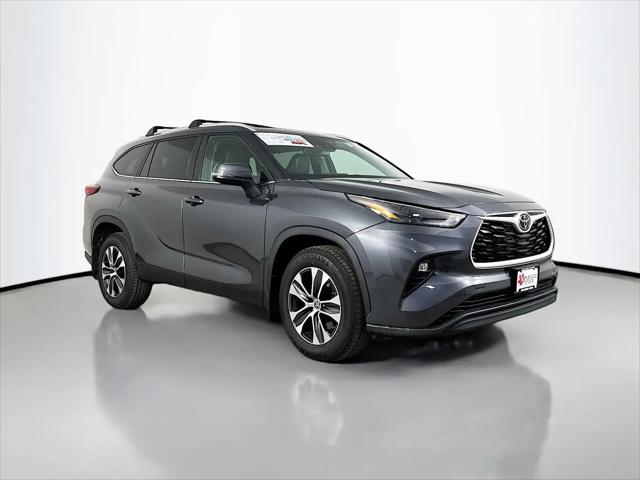 2023 Toyota Highlander XLE for sale in Maplewood, MN