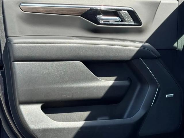 2025 Chevrolet Suburban 4WD Premier