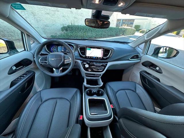2024 Chrysler Pacifica Hybrid Select