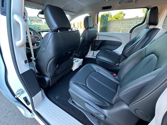 2024 Chrysler Pacifica Hybrid Select