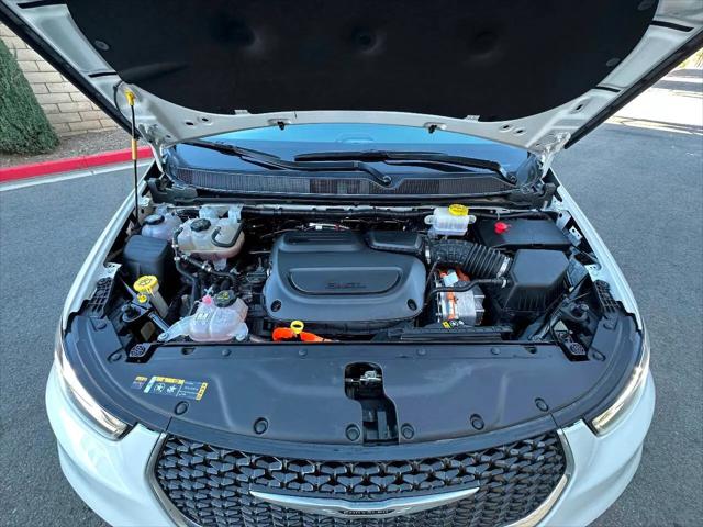 2024 Chrysler Pacifica Hybrid Select