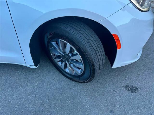 2024 Chrysler Pacifica Hybrid Select