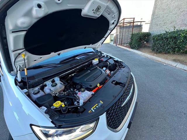 2024 Chrysler Pacifica Hybrid Select