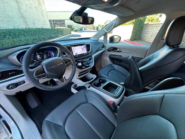2024 Chrysler Pacifica Hybrid Select