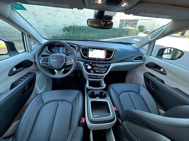 2024 Chrysler Pacifica Hybrid Select